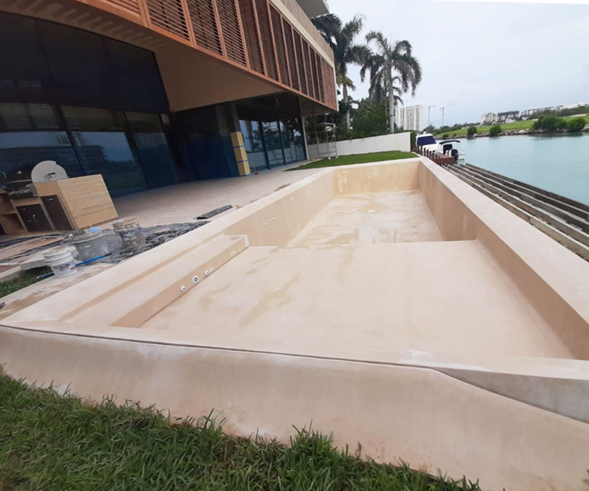 Colocación de acabado chukum, alberca privada, Puerto Cancún | TyT Sistemas  de Agua