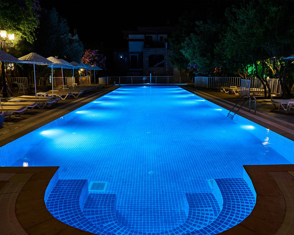 Ideas para iluminar tu piscina | TyT Sistemas de Agua